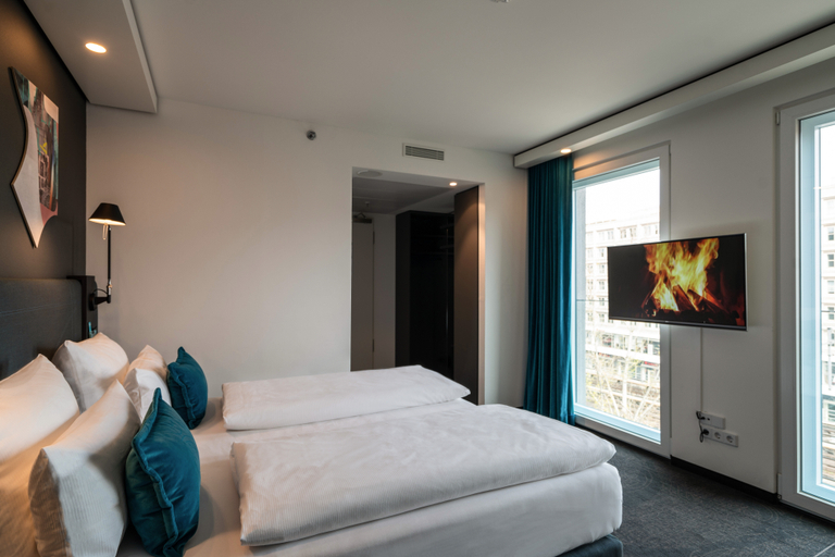 Bedroom 2, Motel One Berlin-Alexanderplatz, Berlin