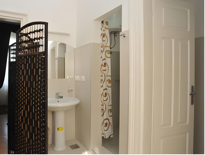 Bathroom 2, Le Petit Chateau