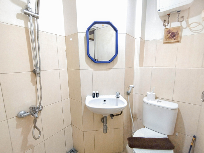Bathroom 5, Homey and Pleasant 2BR at Pavilion Permata Apartment By Travelio, Surabaya