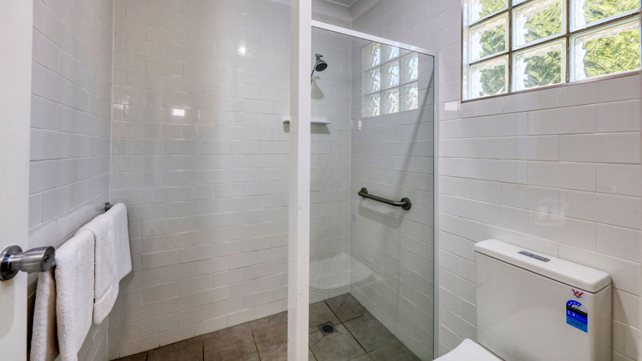 Bathroom 4, Riverland Motor Inn & River's Restaurant, Balonne