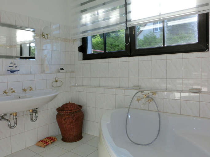 Bathroom 4, Gruppenunterkunft mit Pool in Ballenstedt, Harz