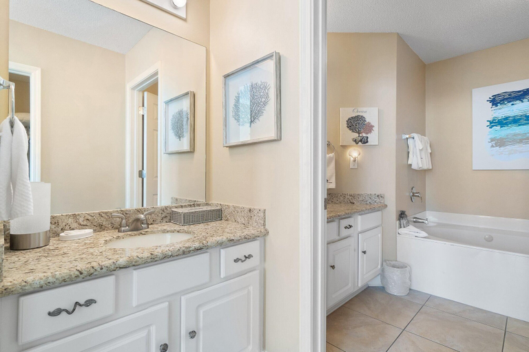 Bathroom 3, Palacio 1804, Escambia