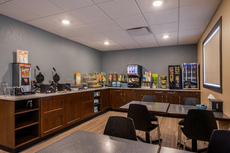 Food & Drinks, Chateau All Suites Hotel, Division No. 13