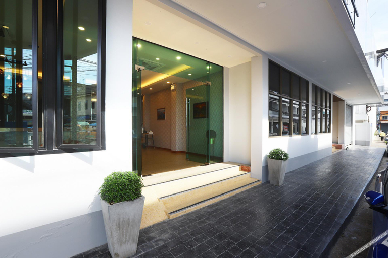 Exterior & Views