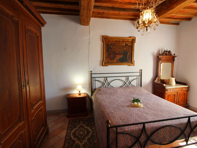 Room 4, Villa in Tuscany With Pool and Valley Views, Arezzo
