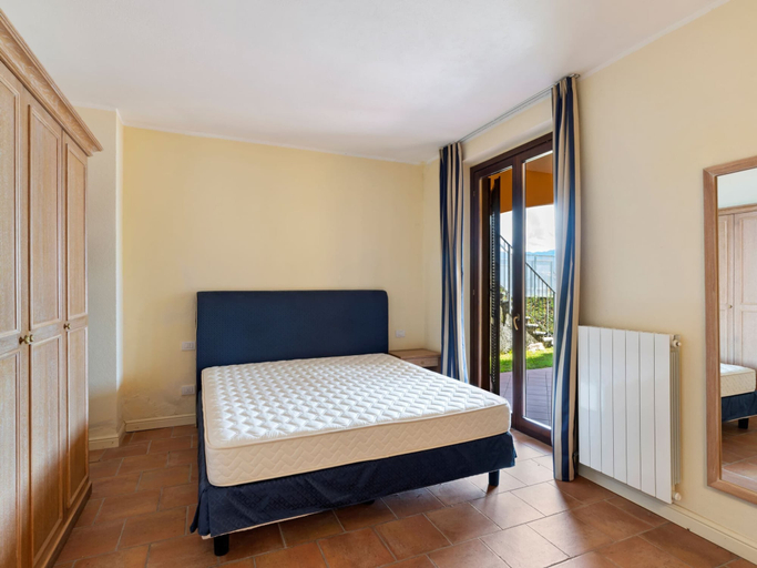 Bedroom 4, Spacious Apartment in Rancone With Lake View, Verbano-Cusio-Ossola