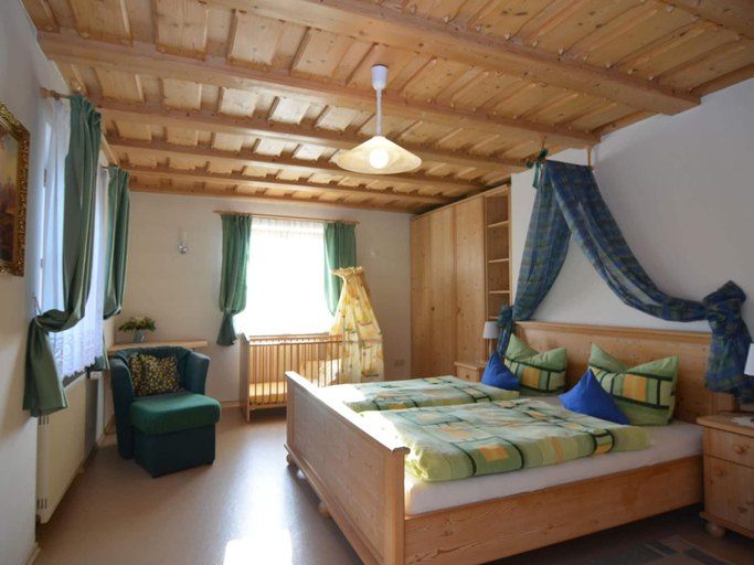 Bedroom 3, Gemutliches Appartement in Bayern mit Sauna, Regen