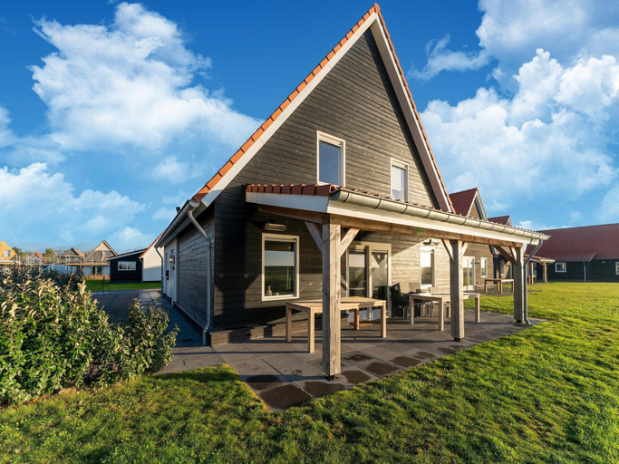 Balcony 3, Spacious Holiday Home With Sauna, Tholen