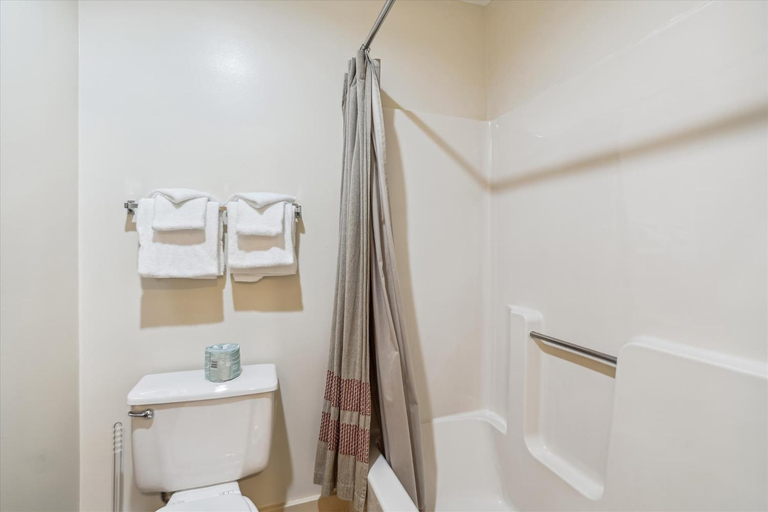 Bathroom 3, Cedarbrook Two Double bed Standard Hotel room 219, Windsor