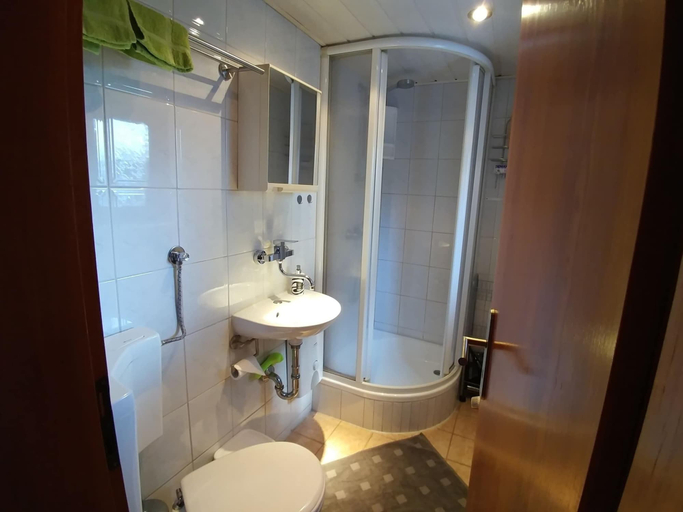Bathroom, Sunlit Retreat With Garden, Ilm-Kreis