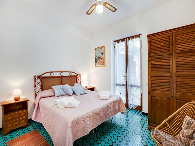Room 4, Beachfront Villa With Solarium, Nuoro