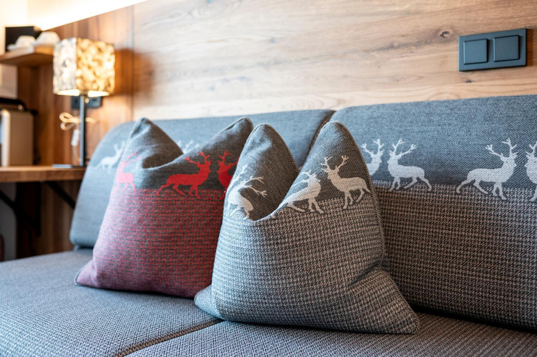 Bedroom 2, Hotel Almschlossl & Schrotteralm, Sankt Johann im Pongau