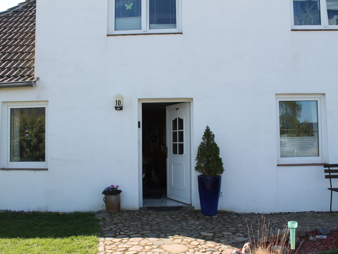 Exterior & Views 2, Charmante Ferienwohnung am Salzhaff Familienurlaub, Rostock
