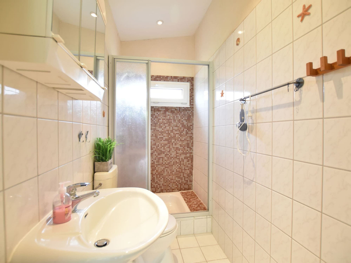 Bathroom 3, Quaint Bungalow with Garden near Insel Poel, Nordwestmecklenburg