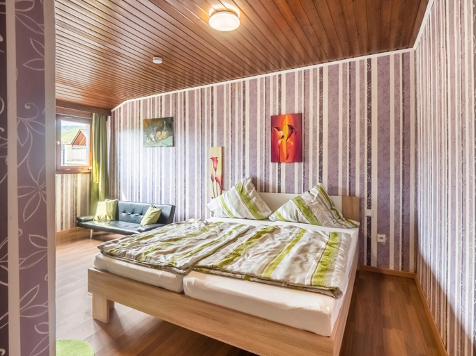 Room 2, Holiday Home for Groups in Kinheim, Bernkastel-Wittlich
