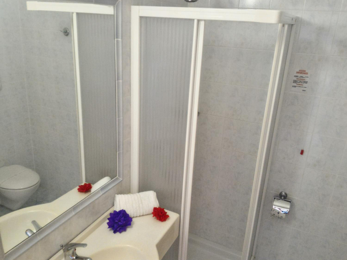 Bathroom 4, Viva Turing Club, Foggia