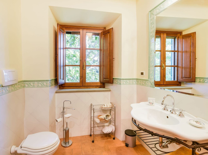 Bathroom 5, Villa With Private Pool, Near Cortona, 3 Apartments, Arezzo