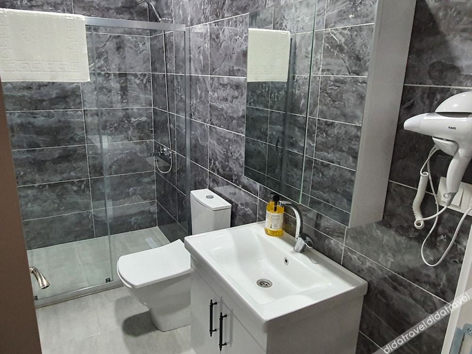 Bathroom 5, Özturks Hotel, Pendik