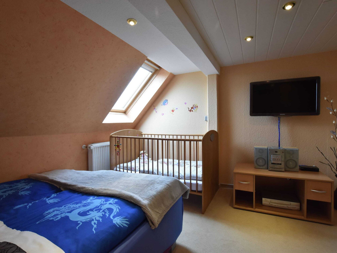 Bedroom 5, Moderne Ferienwohnung mit Grill in Rakow, Rostock