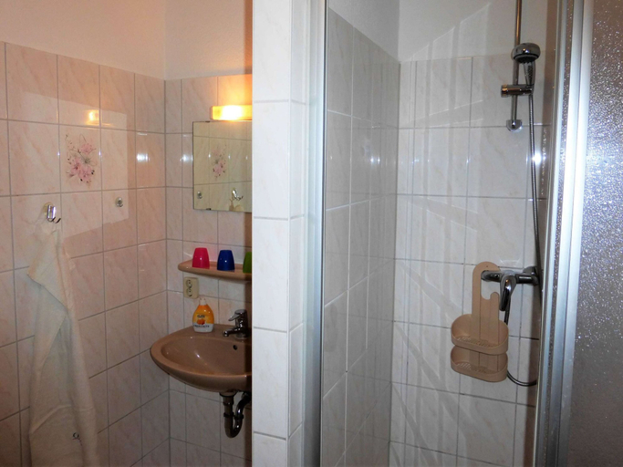 Bathroom 4, Geraumige Ferienwohnung mit Terrasse in Klutz, Nordwestmecklenburg