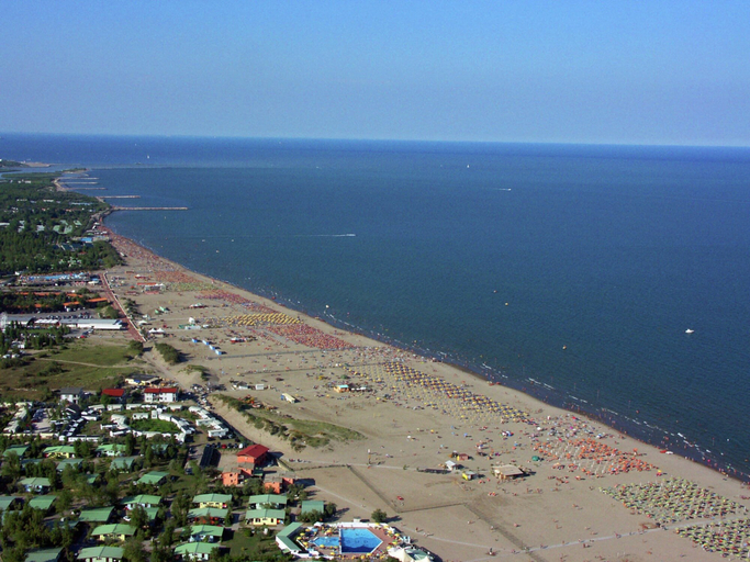 Others 2, Sun Drenched Seaside Holiday Home near Venice, Rovigo