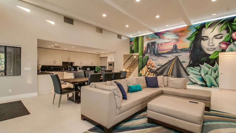 Living area 5, Luxe 4 Bdrm W/pool and Spa on Golf Course Lot!, Maricopa