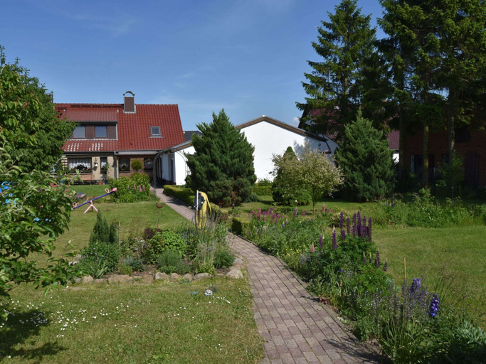 Exterior & Views 2, Kinderparadies - Ferienwohnung mit Garten, Nordwestmecklenburg