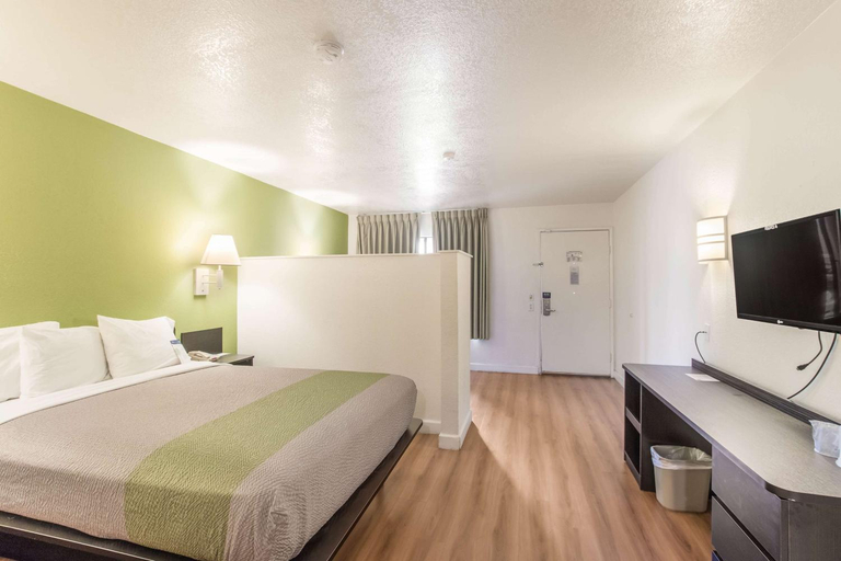 Bedroom, Motel 6 Hemet, CA, Riverside