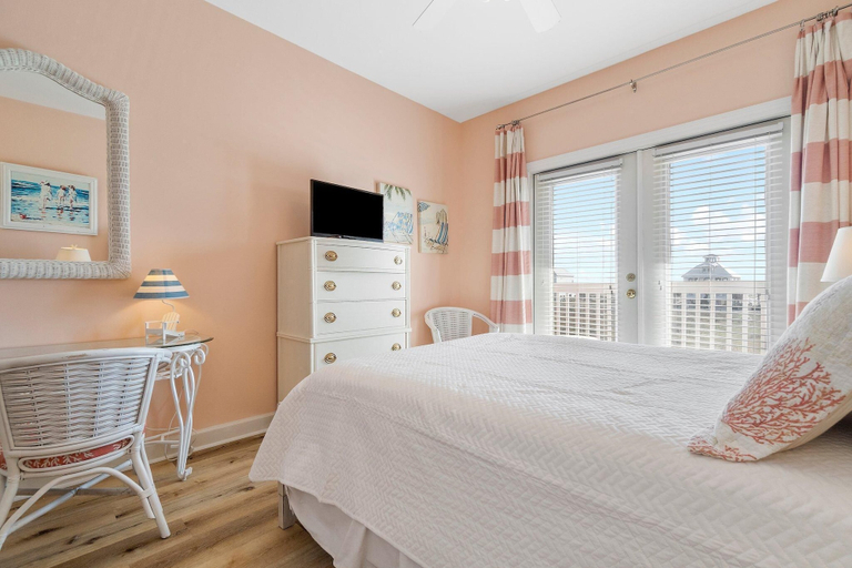 Bedroom 1, C'est La Vie, Baldwin