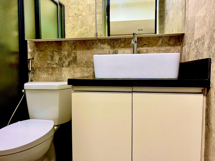 Bathroom 2, Spacious, Neat & Tidy 1-BR Condo with Swimming Pool, near Malls, NAIA, Pasay City
