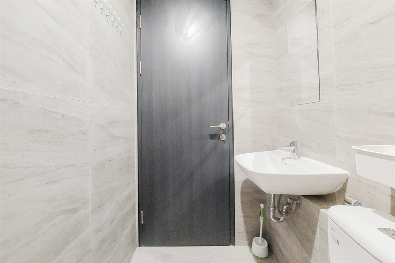 Bathroom 2, Good and Warm 2BR at Collins Boulevard Apartment By Travelio, Tangerang