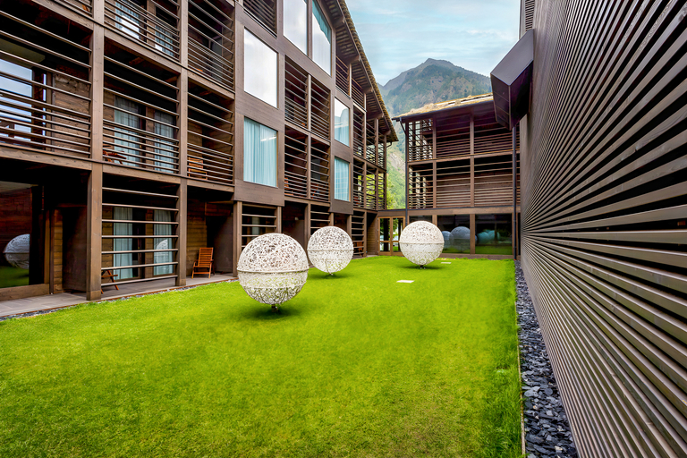 Exterior & Views