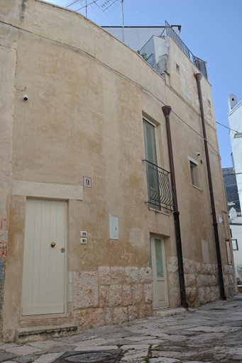 Others 5, Casa Felda, Bari