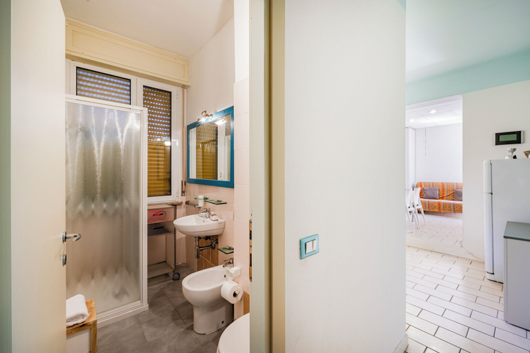 Bathroom 5, Terrazza Abele 300m From The Beach, Lucca