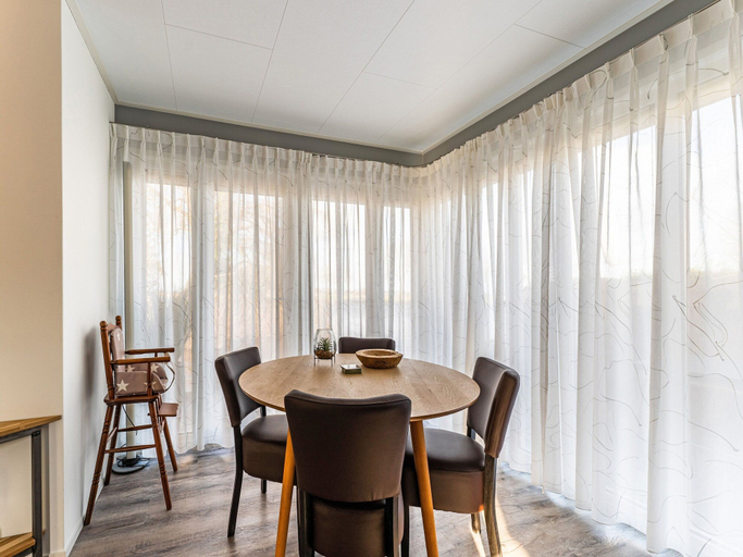 Dining 4, Nice Holiday Home With Boat and Jetty, Lemsterland