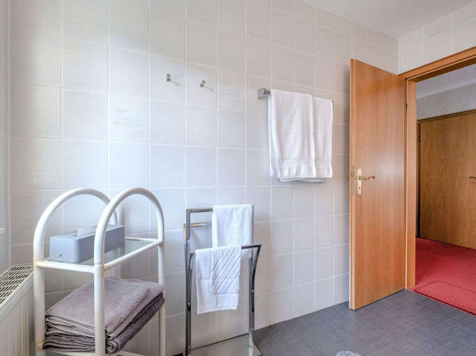 Bathroom 3, Moderne Ferienwohnung am Wald in Schwalefeld, Waldeck-Frankenberg