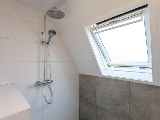 Bathroom 5, Carefully Furnished House with Bath near Mookerplas, Mook en Middelaar