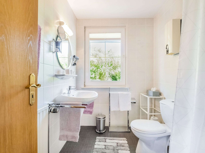 Bathroom 3, Ruhiges Apartment in Schwalefeld mit Garten, Waldeck-Frankenberg