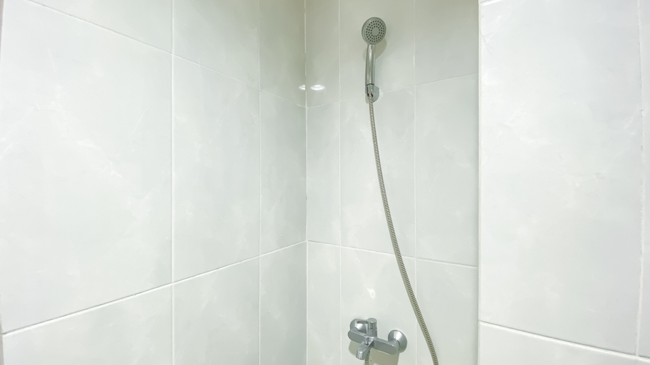 Bathroom 3, Nice and Comfy Studio at Evenciio Margonda Apartment By Travelio, Depok