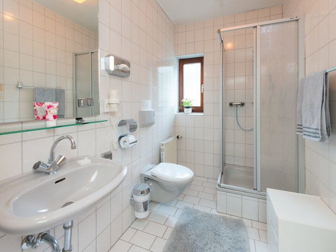 Bathroom 5, Gruppenvilla mit Waldzugang in Winterberg, Hochsauerlandkreis