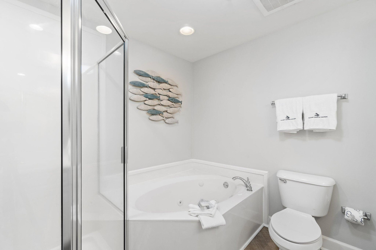 Bathroom 3, Phoenix on the Bay 1228, Baldwin