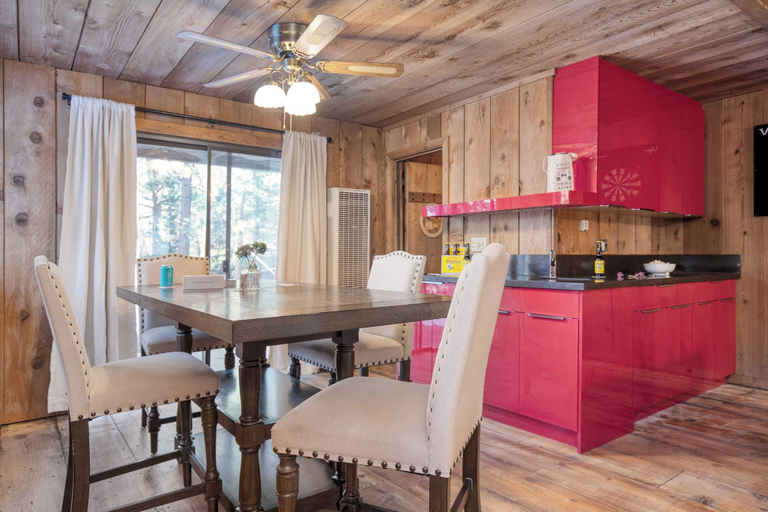 Dining 4, Lakeview Big Bear Cabin With Hot Tub, Deck, Fire Pit & Game Room, San Bernardino