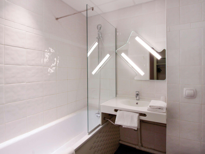 Bathroom 4, Ibis budget Cahors, Lot