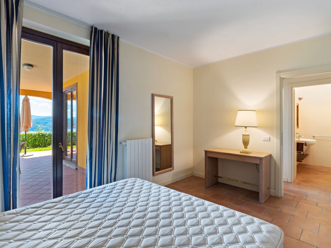 Bedroom 5, Spacious Apartment in Rancone With Lake View, Verbano-Cusio-Ossola