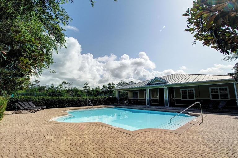 Pool 5, Cute Little Cottage! Perfect Getaway! 2 Pools! Sleeps 4!, Walton