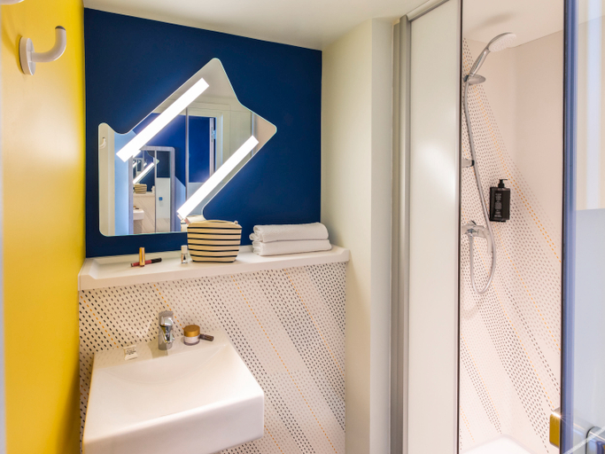Bathroom 5, ibis Budget Strasbourg Centre République, Bas-Rhin