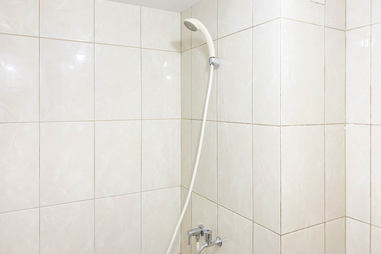 Bathroom 5, Tidy and Warm Studio at Springlake Summarecon Bekasi Apartment By Travelio, Bekasi