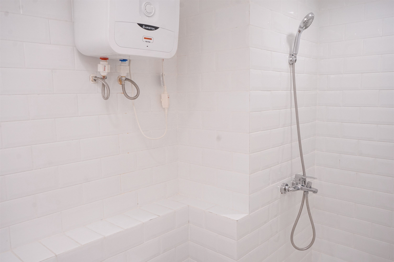 Bathroom 5, Comfort Studio Loft Apartment at Kingland Avenue By Travelio, Tangerang