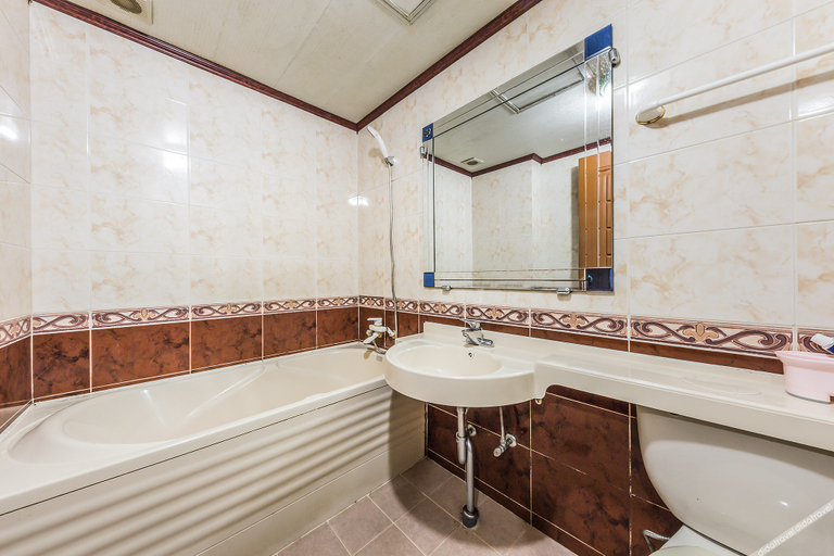 Bathroom 2, Gasan Palace Park, Geum-cheon