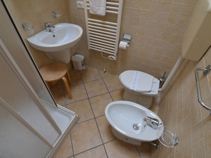 Bathroom 4, Nicely Furnished Apartment with AC near Beach, Ferrara